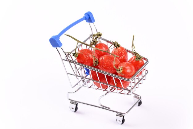 Nicht frische geschrumpfte Tomaten im Einkaufswagen