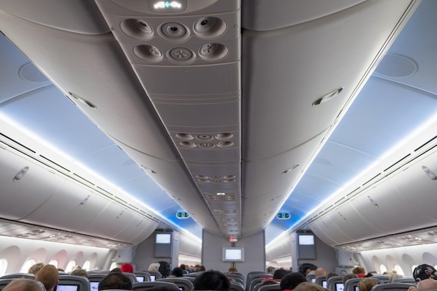 Nicht identifizierte Passagiere sitzen auf Sitzen im Flugzeug