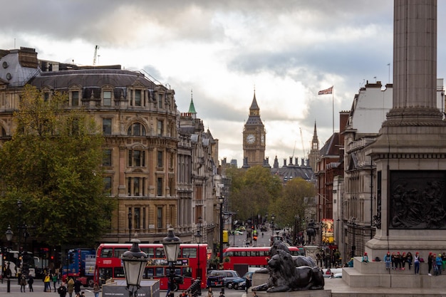 Nicht identifizierte Personen auf dem Trafalgar Square und The Big Ben im Hintergrund