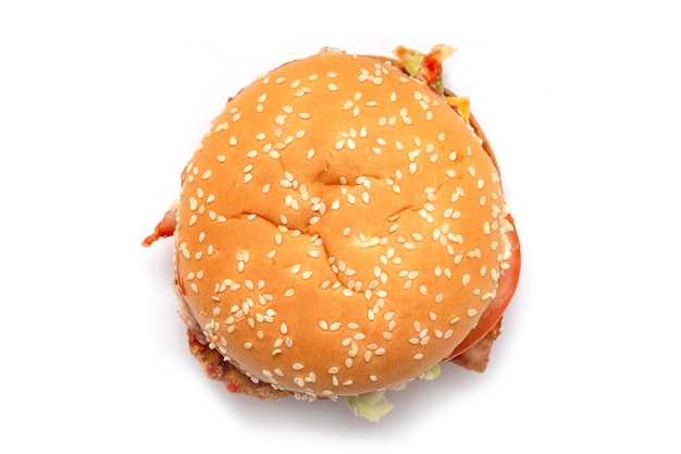 Nicht köstlicher Hamburger mit fettem Fleisch und Käse als Schnellimbiß lokalisiert auf weißem Hintergrund