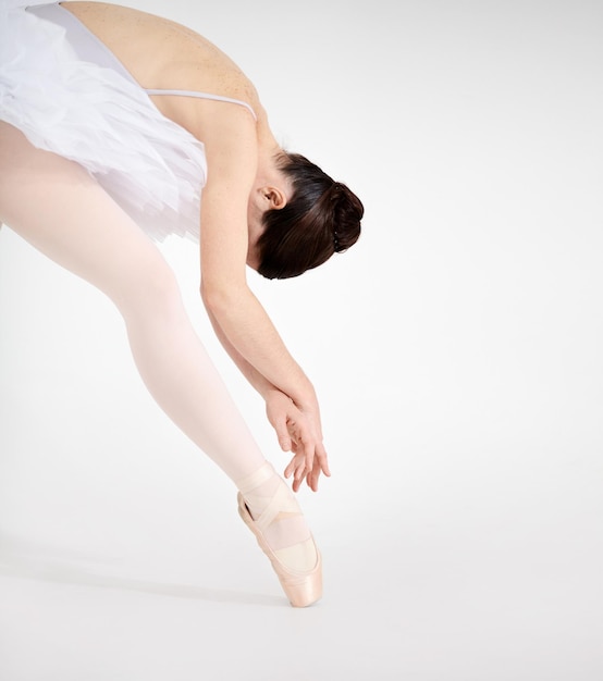 Nichts als Eleganz Engagierte junge Ballerina tanzt en pointe vor einem weißen Hintergrund