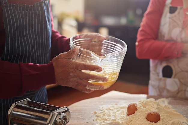 Nichts sagt nach Hause wie der Geruch von Backwaren. Schnappschuss von zwei Leuten, die in der Küche backen