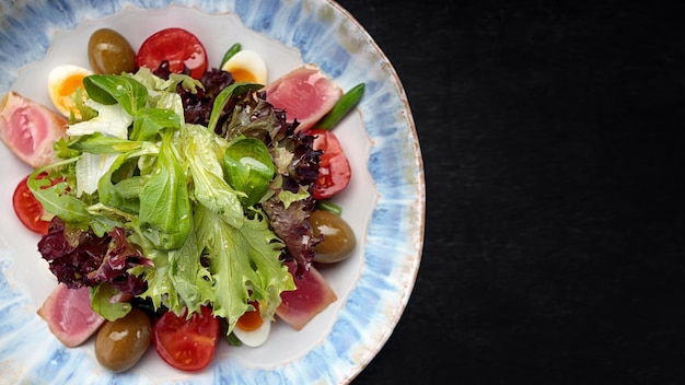 Foto nicoise-salat mit thunfisch auf einem teller