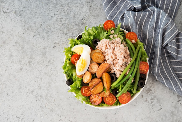 Nicoise-Salat mit Thunfisch, Bohnen, Gemüse und Kartoffeln, Draufsicht, Kopienraum