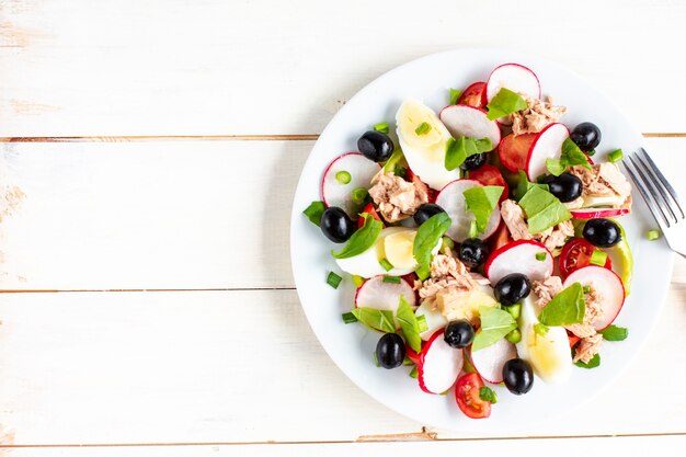 Nicoise-Salat mit Thunfisch, Ei, Kirschtomaten und schwarzen Oliven. Französische Küche. Draufsicht