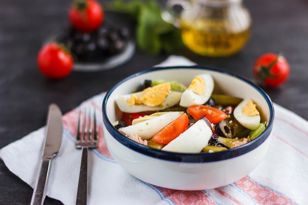 Nicoise-Salat mit Thunfisch, grünen Bohnen, Basilikum und frischem Gemüse