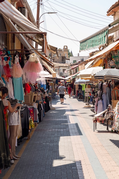 Nicosia, Chipre, 09/03/2018: mercado callejero con hileras de ropa. Vertical.