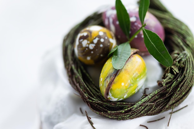 Nido de chocolate con huevos en un pastel de Pascua