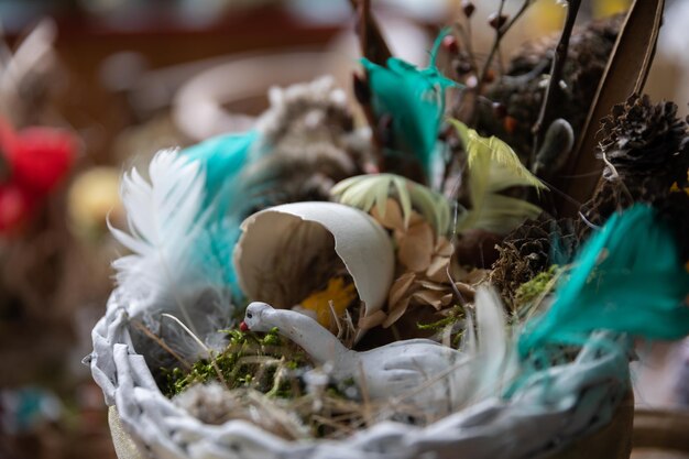 Foto en el nido de cisne junto a la decoración de pascua de la cáscara de huevo agrietada