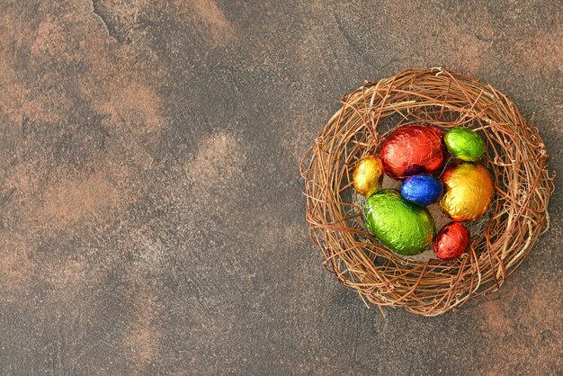 Nido con huevos de chocolate dulce en gris