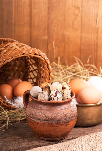 Nido con huevos de codorniz sobre un lienzo sobre una superficie blanca