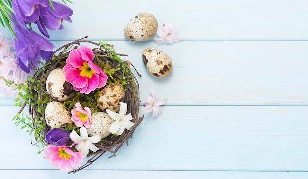 Nido con huevos decorado con flores