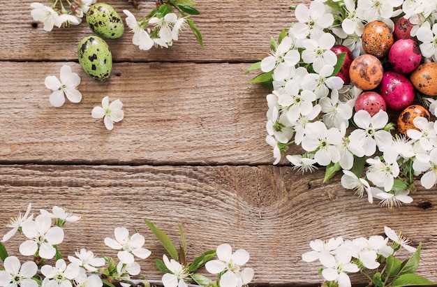 Nido de huevos de Pascua de flores blancas