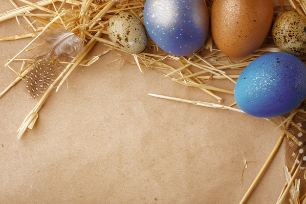 Nido con huevos de Pascua en superficie rústica, vista superior con espacio de copia