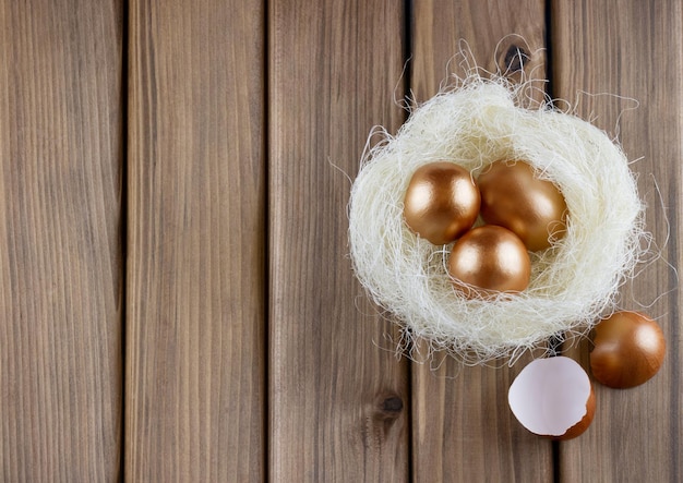 Un nido con huevos sobre una mesa de madera.