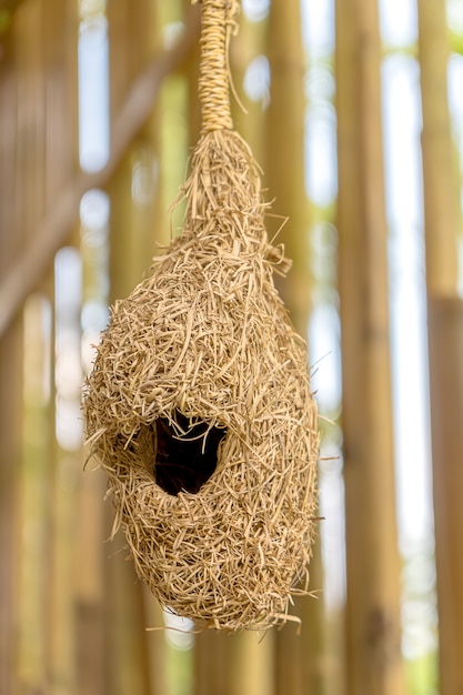 Nido de pájaro de artesanía hecha a mano con paja.