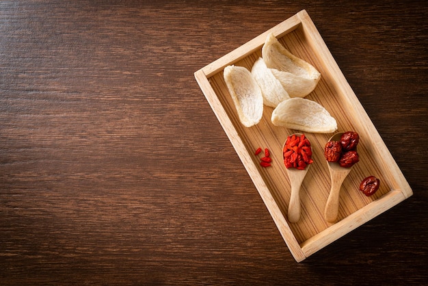 Nido de pájaro comestible fresco o nido de golondrina materia prima cocina comida cara para saludable - comida saludable.