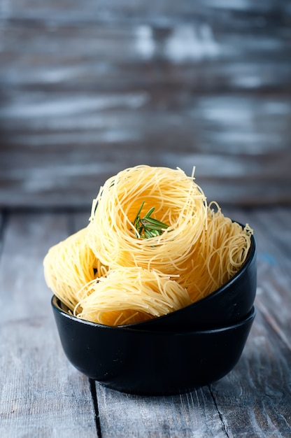 Nido de pasta en un bol.