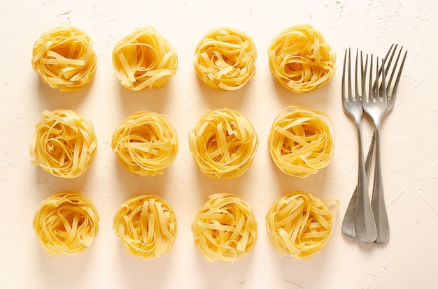 Nidos de pasta fettuccine