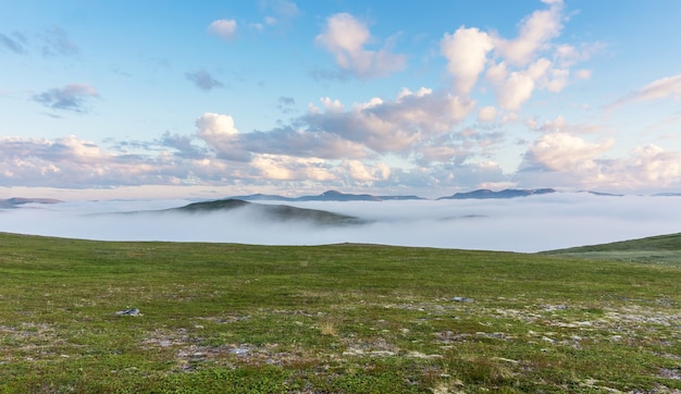 Niebla en las colinas al atardecer, la isla de Soroya, Noruega