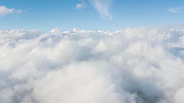 Niebla cubierta del volcán Kintamani