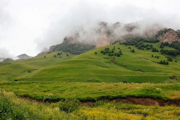 La niebla se encuentra en las laderas de las montañas