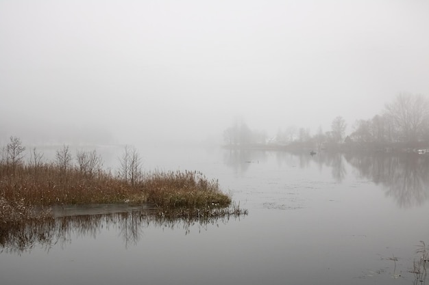 Niebla espesa sobre el río y un barco