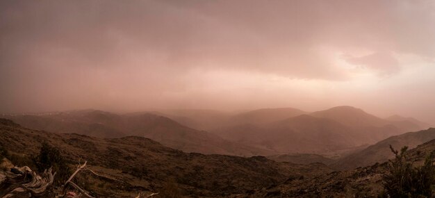 niebla en la foto panorámica de las montañas