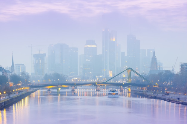 Niebla de Frankfurt am Main durante la hora azul, Alemania