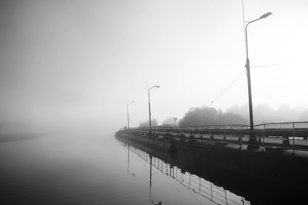 Niebla en el lago. Agua natural de la mañana y niebla blanca.