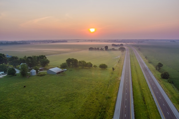 Niebla mágica de la mañana de verano sobre el campo en el campo en vista aérea