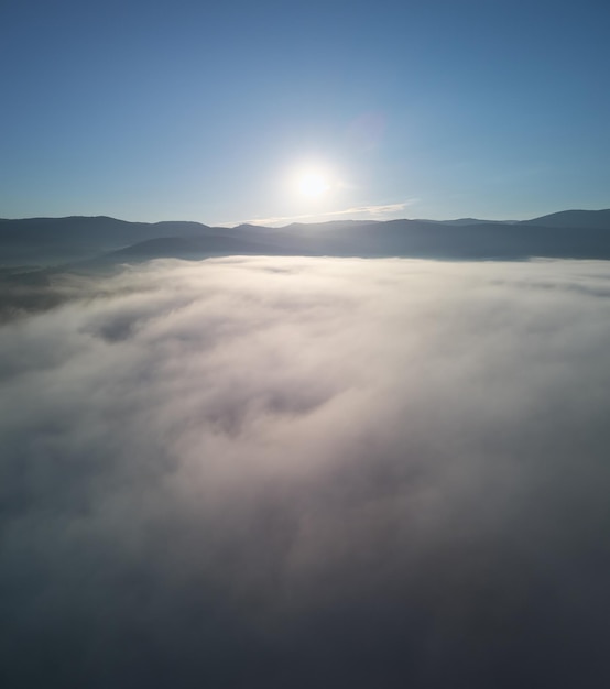 Niebla de la mañana en las montañas