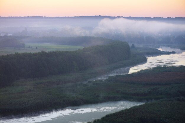 Niebla de la mañana sobre el río