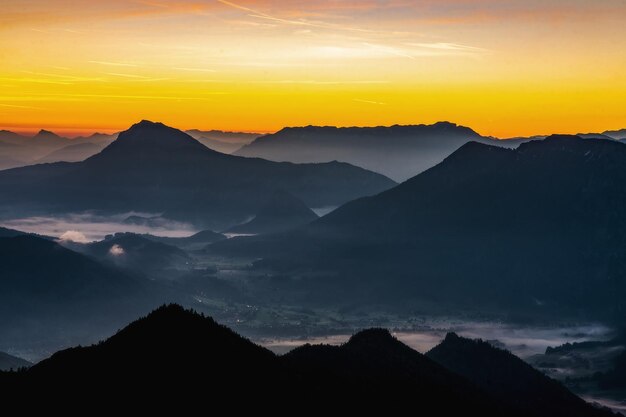 Foto la niebla se mantiene quieta pero el sol viene alemania alpes hochfelln amanecer en los alpes