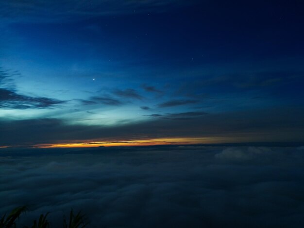 La niebla del mar en Phu Tub Berk, una atracción turística en Tailandia, las nubes blancas en la cima de la montaña por la mañana, el sol se levanta, el punto de vista de la neblina del mar en la parte superior de la montaña.