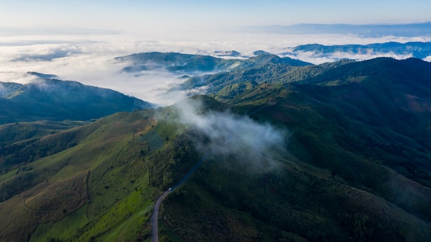 La niebla del mar del tiempo de mañana en la montaña hermosa señal chiang rai Tailandia