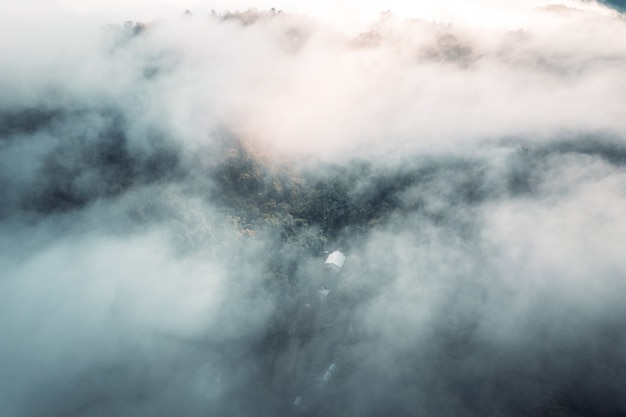 Niebla matutina en las montañas vista de ángulo alto