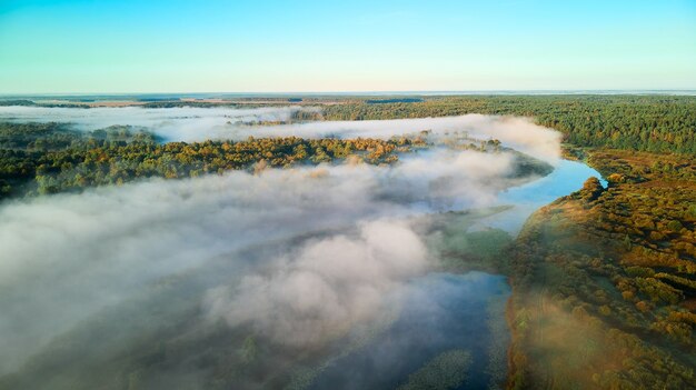 Niebla matutina sobre el río Berezina al amanecer. Brumosa mañana de otoño en el campo.