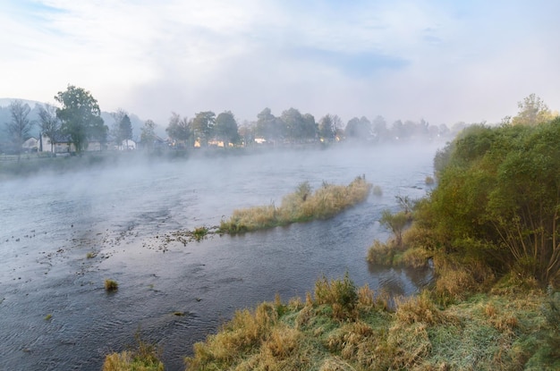 Niebla matutina sobre el río Dunajec