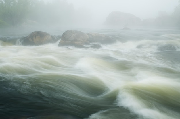 Niebla matutina sobre el río