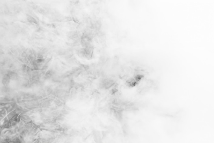 Foto niebla mística con una densa textura de humo blanco