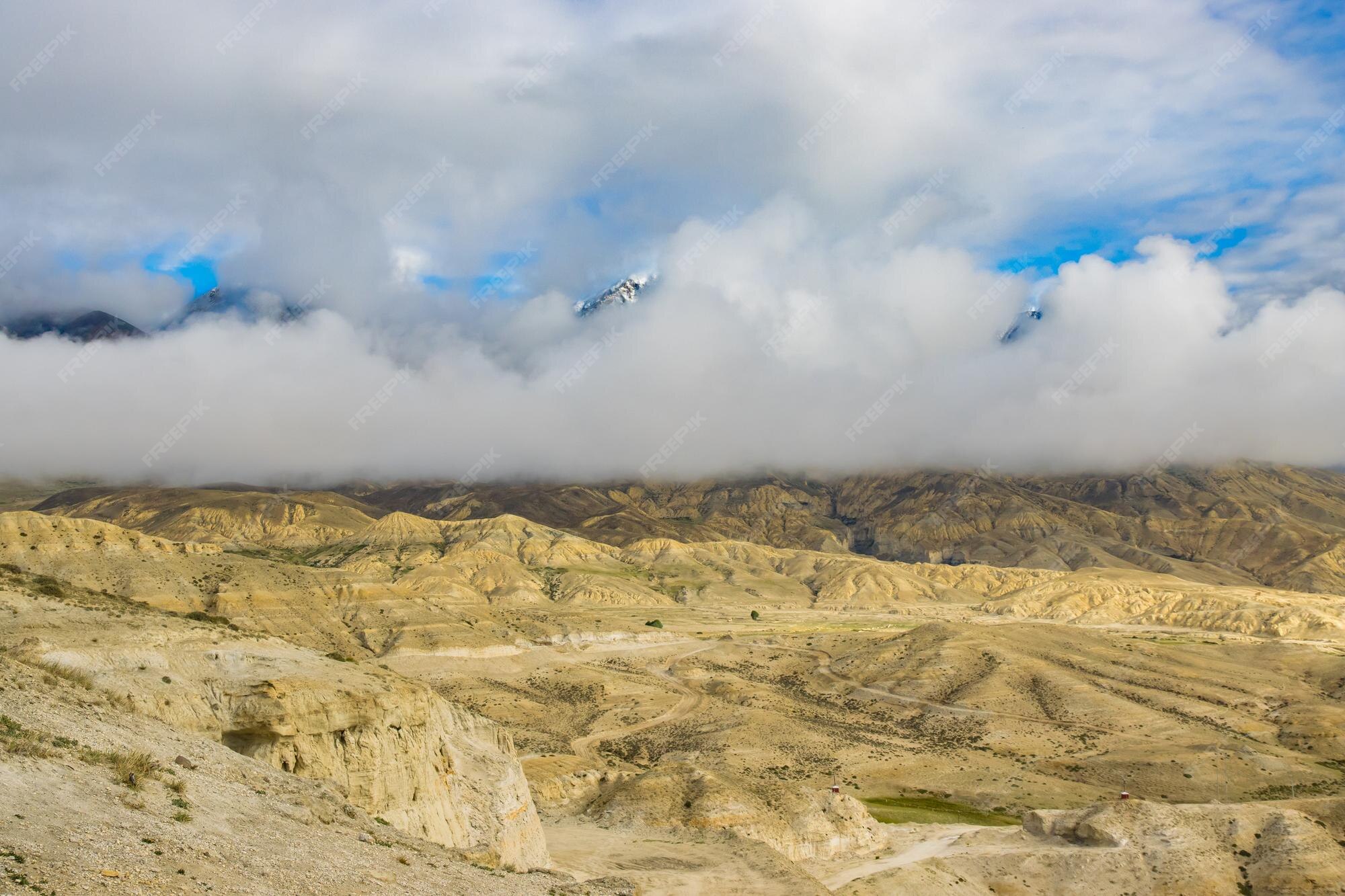 Niebla de la montaña del himalaya y el desierto de upper mustang en