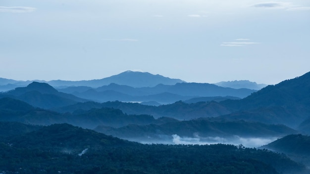 Niebla en las montañas por la mañana