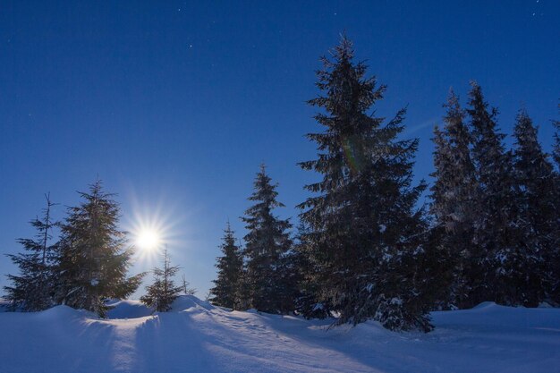 Niebla moviéndose sobre la montaña en invierno con un cielo en forma de estrella