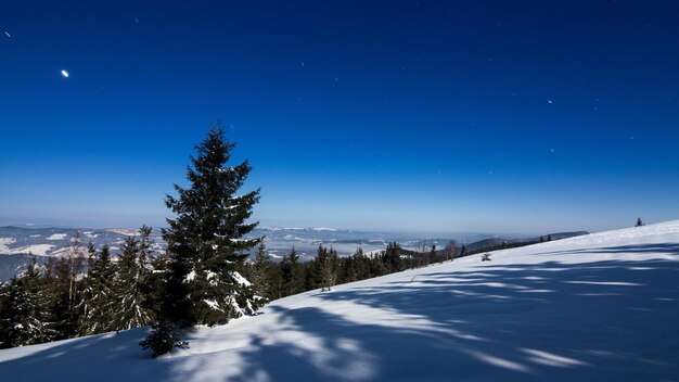 Niebla moviéndose sobre la montaña en invierno con un cielo en forma de estrella