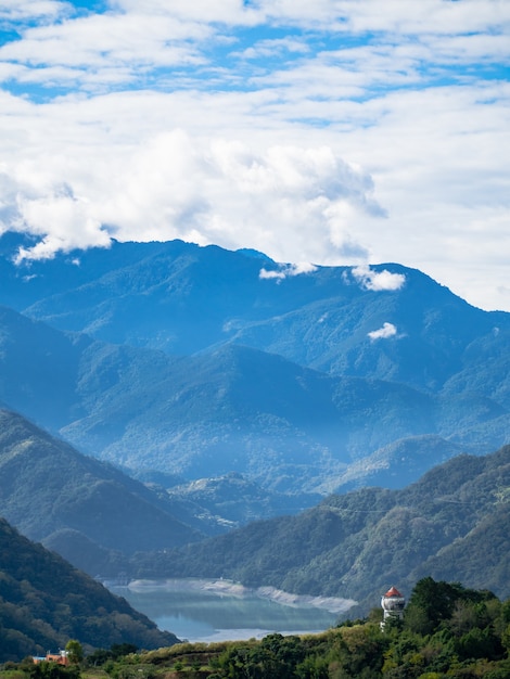 La niebla y las nubes cubren los bosques y las montañas estratificadas