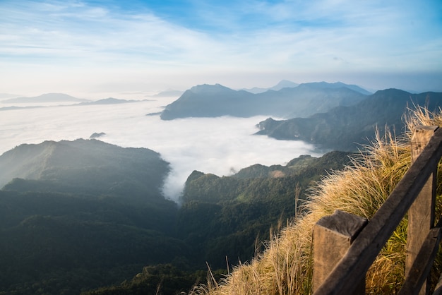 Niebla y nubes de montaña valle paisaje