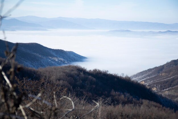 Niebla y nubes sobre alta montaña.