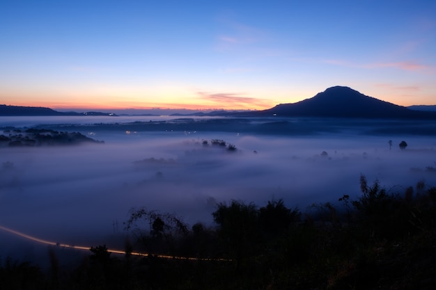 Niebla de paisaje en amanecer de la mañana en Khao Takhian Ngo View Point en Khao-kho Phetchabun