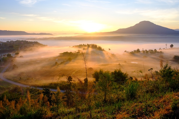 Niebla de paisaje en el amanecer de la mañana en Khao Takhian Ngo